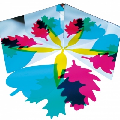 Três prismas transparentes com folhas coloridas refletidas