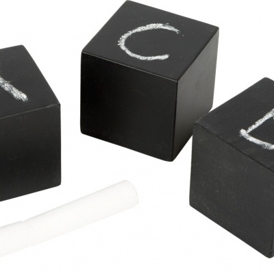 cubos pretos com letras A, B, C em giz e um pedaço de giz branco