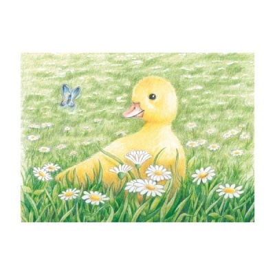 Pato amarelo numa relva com flores e borboleta azul