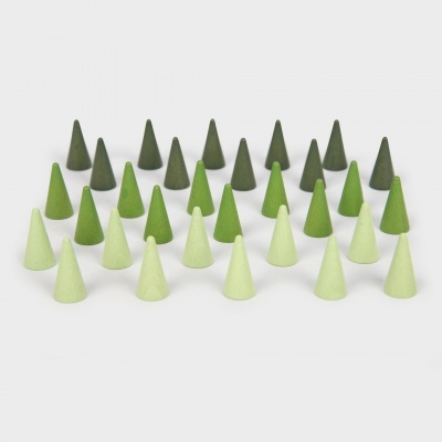 Cones de madeira verdes em vários tons organizados em filas
