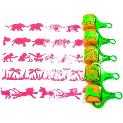 Carimbos de mão em verde e laranja com padrões de animais cor-de-rosa