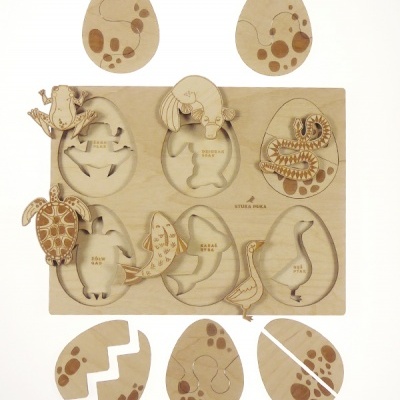 Quebra-cabeças de madeira com peças em formato de ovos e animais