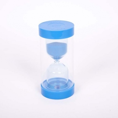 Ampulheta azul com areia azul sobre fundo branco