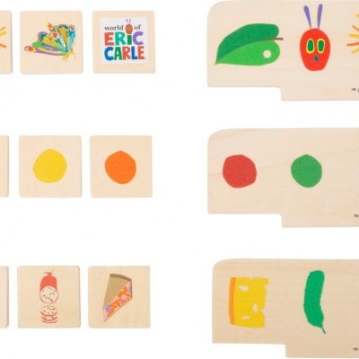 Peças de madeira coloridas com padrões e texto do livro 'The Very Hungry Caterpillar'