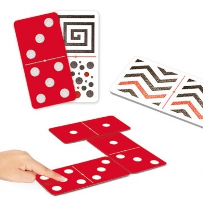 Peças de dominó vermelhas e brancas com padrões geométricos e pontos brancos