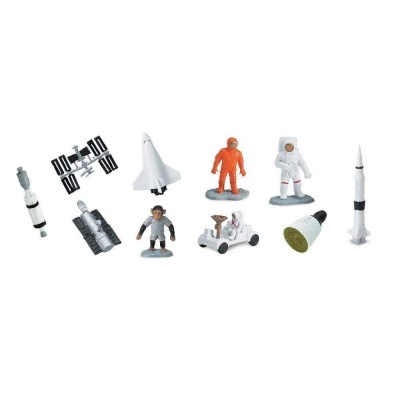 Miniaturas de veículo e pessoal espacial com foguetes, astronautas e nave espacial em fundo branco