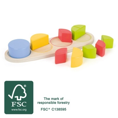 Brinquedo de madeira com formas coloridas e selo FSC