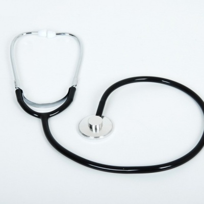 Estetoscópio preto e branco com campânula metálica
