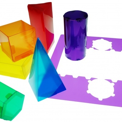 Conjunto de prismas geométricos coloridos em plástico translúcido sobre superfície branca