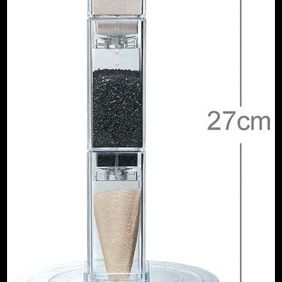 Produto com quatro compartimentos empilhados contendo grânulos de cores diferentes sobre base redonda com líquido azul