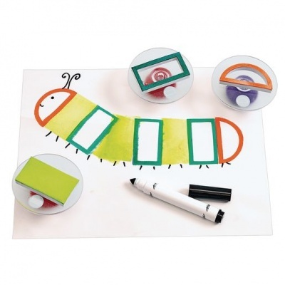 Brinquedo educativo com desenho de lagarta e carimbos geométricos coloridos