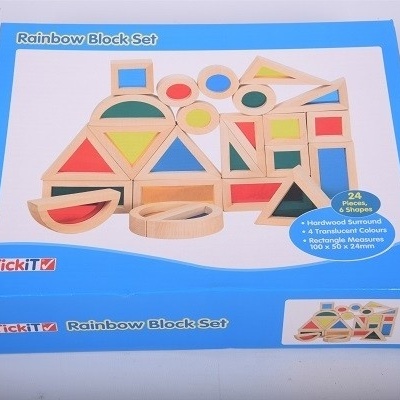 Conjunto de blocos coloridos de madeira em caixa azul