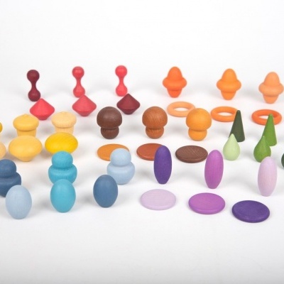 Peças de jogo de geometria em madeira colorida em fundo branco