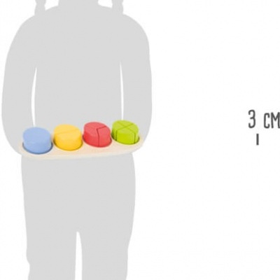 Brinquedo infantil de madeira com círculos coloridos sobre contorno de criança cinzenta