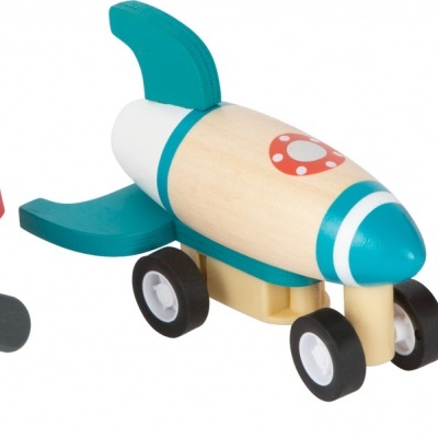 Três aviões de brinquedo em madeira, vermelho, azul e branco, com hélices e rodas.