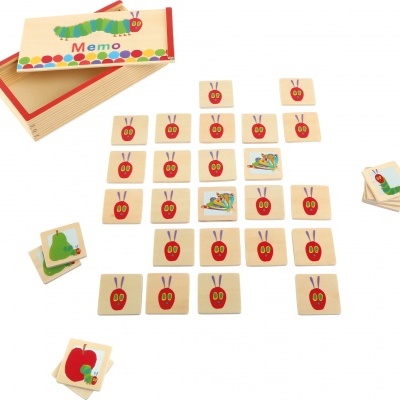 Peças de jogo de memória com imagens da lagarta, maçã e sapo e caixa com o título 