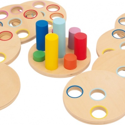 Jogo educativo de madeira com discos e cilindros coloridos