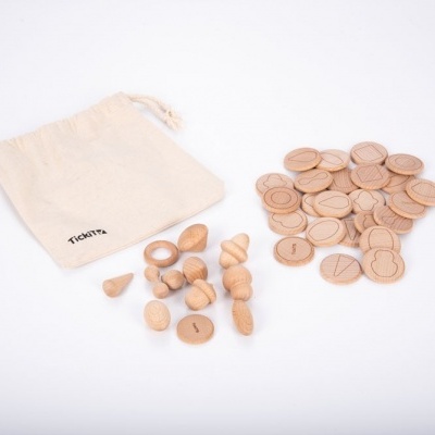 Peças de madeira com números e saco de tecido com a palavra TICKETS sobre superfície branca