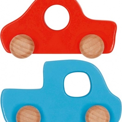 Dois brinquedos de madeira em forma de carros vermelhos e azuis com rodas de madeira.