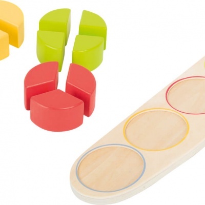 Jogo educativo de madeira com formas geométricas coloridas e base com círculos desenhados