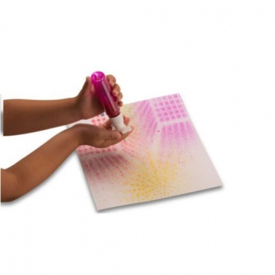 Mãos a aplicar cor rosa e amarela numa tela com padrão geométrico pastel