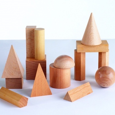 Blocos de construção geométricos de madeira natural