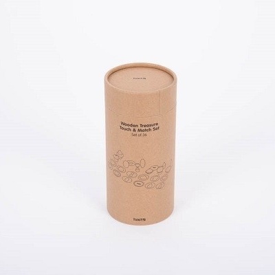 Embalagem cilíndrica de papel cartão castanho claro com texto e desenho preto