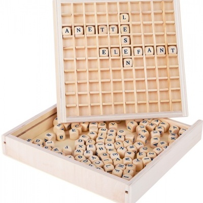 Tabuleiro de jogo de letras em madeira com peças formando palavras