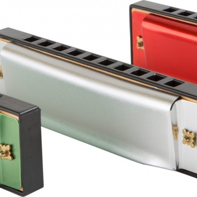 Três harmónicas metálicas verde, prata e vermelha com orifícios pretos