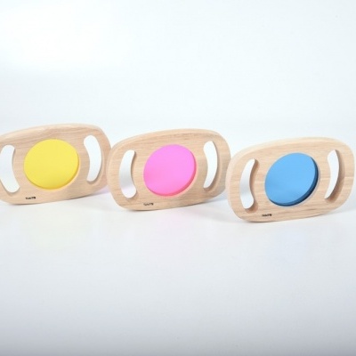 Brinquedos de madeira com botões amarelo, rosa e azul