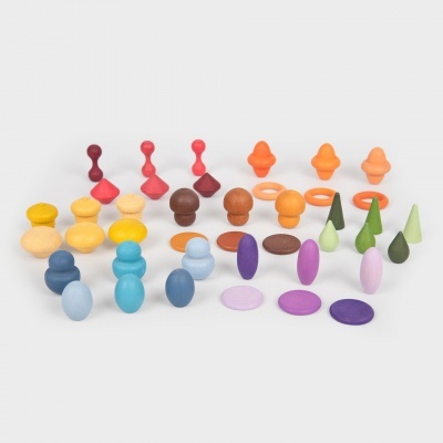 Peças de madeira coloridas variadas em fundo branco.
