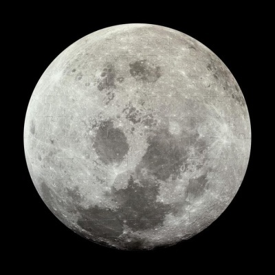 Imagem detalhada da superfície da lua com crateras visíveis