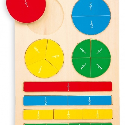 Tabuleiro de madeira colorido com peças para ensinar frações