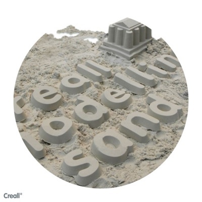 Letras tridimensionais cinzentas sobre areia clara com molde retangular cinzento