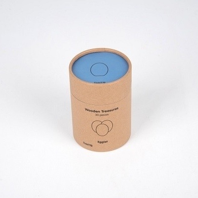 caixa cylindrical de cartão castanho com tampa azul e texto impressa