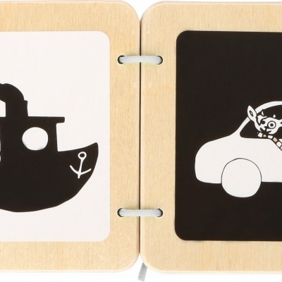 Livro de madeira para crianças com desenhos a preto e branco de um barquinho e um carro.
