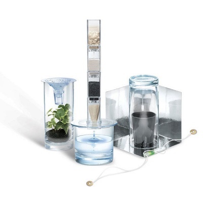 Conjunto de objetos de laboratório em vidro e acrílico com diferentes elementos naturais e estrutura metálica