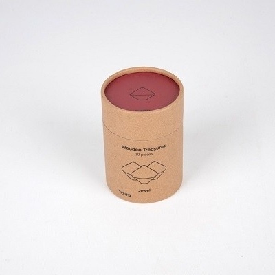 Embalagem cilíndrica de cartão castanho claro com tampa vermelha e texto preto