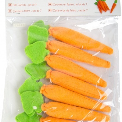 Set de 7 cenouras de feltro laranja com folhas verdes em embalagem transparente