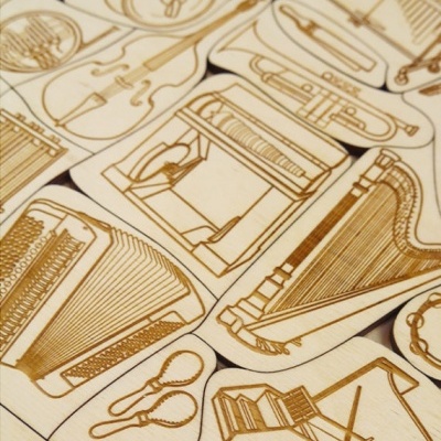 Placa de madeira gravada a laser com desenhos de instrumentos musicais