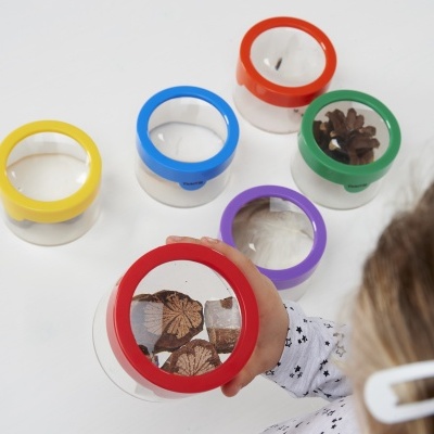 Sete lupas coloridas com objetos vistos por criança