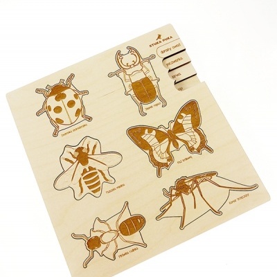 Puzzle educativo de madeira com peças de insetos e divisórias rotativas com texto