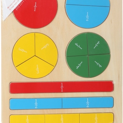Puzzle de frações colorido em madeira com peças circulares e retangulares, com texto Puzzle Rechenprofi