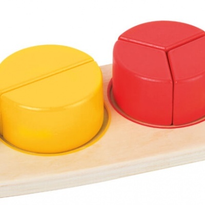 Brinquedo educativo de madeira com círculos coloridos divididos em partes