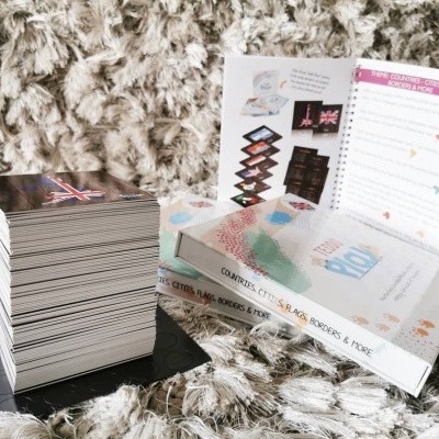 Conjunto de livros e folhetos sobre tecido felpudo cinzento claro