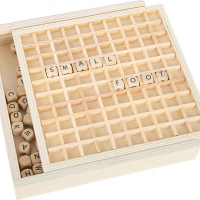 Jogo de tabuleiro de madeira com letras formando as palavras SMALL FOOT