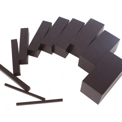 Blocos retangulares pretos de vários tamanhos empilhados em semicírculo