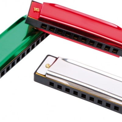 Três harmónicas de boca coloridas em vermelho, verde e prateado sobre fundo branco