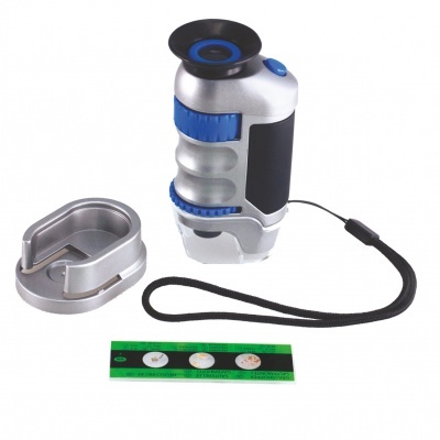 Microscópio portátil prateado e azul com base metálica e régua verde com moedas