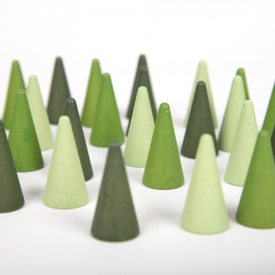Cones de madeira verdes variados